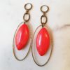 Boucles d'oreilles FRIDA ovale et fermoir en laiton sur perle oblongue en verre de couleur