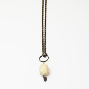 collier en laiton perle en résine facettées blanche