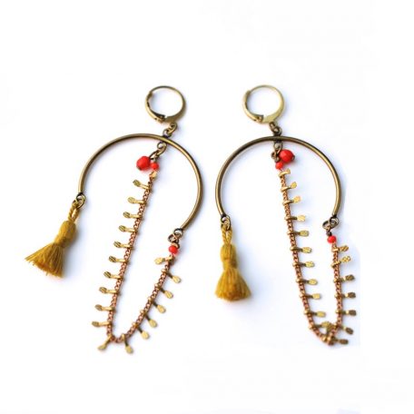 bijoux-boucles-oreilles-marisa-chaines-laiton-dore-patine-perles-rocailles-pompons-coton-moutarde-rouge