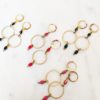 Boucles d'oreilles SOCRATE perles émaillées de couleur et ses deux anneaux en laiton . Fermoir laiton.