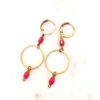 Boucles d'oreilles SOCRATE perles émaillées de couleur et ses deux anneaux en laiton . Fermoir laiton.