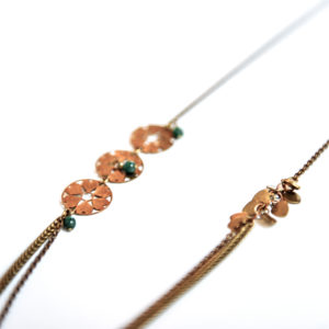 Collier estampe laiton, petites perles en verre de couleur et ses double chaine en laiton.