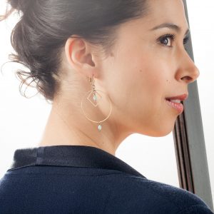 Boucles d'oreilles Daphné cercle et losange en laiton et ses perles émaillées de couleur. Existe en rouge, vert et noir