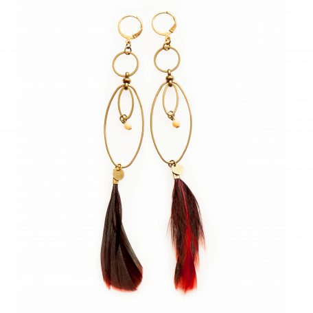 Longues boucles d'oreilles NIDRA estampe laiton doré et ses perles et plumes de couleur