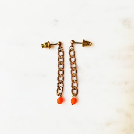 Boucles d'oreille AVRIL perle en verre de couleur et sa chaine gourmette en laiton doré. Fermoir en laiton
