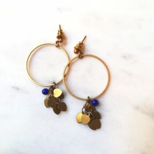 Boucles d'oreilles LILOU cercle et petits coeurs en laiton et sa perle ronde en verre de couleur. Fermoir laiton.