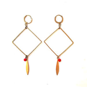 Boucles d'oreilles plume et losange en laiton et ses perles rondes en verre de couleur